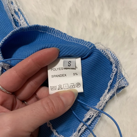 Sleeveless tie front two-toned deconstructed top - Picture 3 of 3